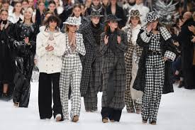 Find and save images from the cara delevingne runway collection by cara made me do it (delevingnemademedoit) on we heart it, your everyday app to get lost in what you love. Cara Delevingne And Penelope Cruz Walk Karl Lagerfeld S Final Chanel Show At Paris Fashion Week