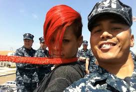 Hopper'ın ağabeyi stone ise uss sampson üssünün komutanıdır. Rihanna Discusses Her Role In Battleship Movie