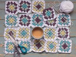 Teknik anyam :serat yang dirangkaikan hingga membentuk benda yang kaku, biasanya untuk membuat keranjang atau perabot. 10 Contoh Kerajinan Tesktil Pengertian Jenis Dan Penjelasan Lengkap