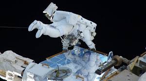 La prochaine mission d'un français dans l'espace devrait être la deuxième mission de thomas pesquet, prévue pour fin 2020 ou début 2021, toujours à bord de l'iss. Video La Sortie De Thomas Pesquet Dans L Espace Comme Si Vous Y Etiez