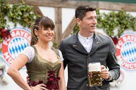 Corey lewandowski lives with his wife, alison, and their four young children in windham, new hampshire. Daily Schmankerl Lewandowski Has Wife And Children Muller Flashes Skillz Neuer Dance Revolution Premier League In China And More Bavarian Football Works