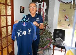 Malgré de nombreuses ruptures de stock en france, pro foot x continu d'avoir du stock sur le maillot france 2 étoiles, qui est entré dans l'histoire. Mucoviscidose Le Maillot De Mbappe Rapporte Gros Lannion Le Telegramme