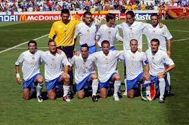 ظهر فرانشيسكو توتي لأول مرة على ساحة الملاعب الدولية مع منتخب إيطاليا تحت سن 16 عام 1992 تحت قيادة المدرب سيرجيو فاتا، وبعد مشاركته المنتظمة والأساسية مع منتخب. Ø­ÙƒØ§ÙˆÙŠ Ø§Ù„Ù…ÙˆÙ†Ø¯ÙŠØ§Ù„ Ø¹Ù†Ø¯Ù…Ø§ ØªØ¹Ø±Ø¶ Ø¯ÙŠÙ„ Ø¨ÙŠØ±Ùˆ Ù„Ù„Ø®ÙŠØ§Ù†Ø© Ù…Ù† ØªÙˆØªÙŠ Ø¨Ø³Ø¨Ø¨ Ø§Ù„Ø±Ù‚Ù… 10 Goal Com