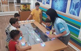 Essa é a escola de gênios, onde o novato isaac fará amizades com gênios de diversas áreas e descobrirá na robótica a possibilidade de ajudar sua irmã tetraplégica. Passeio Das Aguas Recebe Circuito Inspirado Em Escola De Genios Do Gloob Aredacao