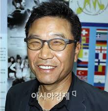2019년 6월 에스엠 (sm엔터테인먼트) 주가 급등에 힘입어 창업자이자 최대 주주인 이수만 총괄프로듀서가 박진영 jyp엔터테인먼트 이사를 제치고 한 달여 만에 연예계 주식 부자 1위 자리를 되찾았답니다. ì´ìˆ˜ë§Œ Sm íšŒìž¥ ë¶€ì¸ ì‚¬ë§ì„¤ ì œê¸° Sm ì¸¡ ë¬µë¬µë¶€ë‹µ ì¼ê´€