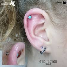 frisches helix piercing mit dem turkis steinchen fresh helixpiercing with a titanium internallythreaded labret and turqoise attachment from qualitib
