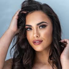 Amber Field's Instagram, Twitter & Facebook