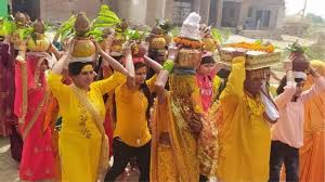 अलीगढ़: कलश यात्रा के साथ श्रीमद् भागवत कथा का शुभारंभ - Shrimad Bhagwat  Katha begins with Kalash Yatra in Aligarh