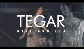 Namun ku masih keliru bila engkau mencurahkan kata kita harus berpisah apa benar atau kau bersenda. Lirik Dan Chord Lagu Nike Ardilla Tegar Ensiklopedia Masa Kini