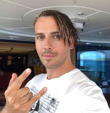 Родился 18 июня 1976 года в семье военнослужащего. Maksim Galkin Protiv Chtoby Ego Deti Stali Artistami Starhit Ru