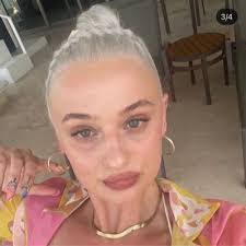 Lisa Reiff's Instagram, Twitter & Facebook