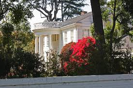 Unfortunately not just anyone can crash at the banks house. 25 Iconic Locations From American Sitcoms You Can Actually Visit Loveexploring Com