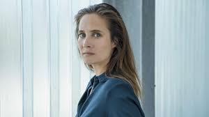 She was enrolled in the faculty of biochemistry when she decided at 19 years to take a year off to try theater. Julie De Bona Peur Sur Le Lac C Est Un Peu Mon 24 Heures Chrono News Series Allocine