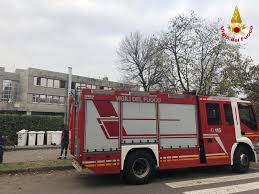 Il lavoro del vigile del fuoco, oltre alla salvaguardia di persone, animali e beni culturali, prevede un gran numero di altre attività tra cui tenete presente che il ruolo del vigile del fuoco è solo uno dei tanti gradi che vengono assegnati all'interno del corpo dei vigili del fuoco. Vibrazioni Dalla Soletta All Istituto Pietro Verri Di Busto Arrivano I Vigili Del Fuoco Prima Saronno