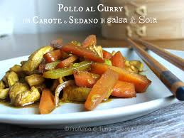 Prima di servire in tavola, potresti scaldare la carne per pochi minuti nel forno. Pollo Al Curry Con Carote E Sedano In Salsa Di Soia