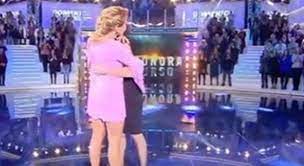 Se la conferma di pomeriggio 5 è scontata, con ottimi numeri la d'urso ha sottolineato con poche ma chiare parole lo stato di salute di domenica live. Domenica Live Barbara D Urso E La Sorella Eleonora In Lacrime Non Ci Parlavamo Piu