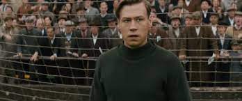La pellicola racconto la storia del calciatore tedesco bert trautmann, interpretato dall'attore tedesco david kross.12 il film è stato distribuito in germania dal. From Battlefield To Football Pitch New Trailer For The Keeper Heyuguys