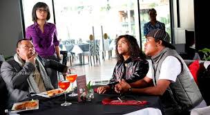 Mengisahkan epol yang mencari motornya yang hilang dicuri dua perompak. Bro Nampak Motor Gua