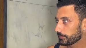 Giovanni Pernice kembali penuh kemenangan dengan debut Italian Strictly