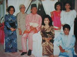 Kata kamaruzzaman memiliki pengertian, definisi, maksud atau makna bulan masa. Gambar Terbaru Azreen Dan Tengku Kamaruzzaman Gambar Keren Hits