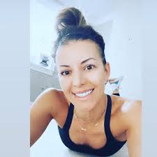 Hi my name is Ellie. I am an anti-vaxxer, Vegan with 3 amazing children and  a hubby who loves to race dirt bikes. I love the beach, traveling and a  glass of