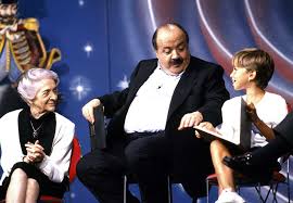 82, born 28 august 1938. Maurizio Costanzo Eta Maria De Filippi E I Figli Io Donna