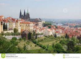 Vor kurzem habe ich das beroun golf ressort besucht und habe nur positives zu berichten. Prag Fruhling Beroun Hugel Tschechische Republik Stockfoto Bild Von Fruhling Prag 69748026