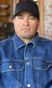 Can someone please try some different beards long short clean cut edges my  bf wants to see what he'd look like 🥰thanks