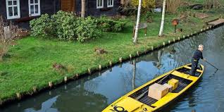 14 uhr ist überhaupt gar nicht spät, andere bekommen ihre post erst um 18 uhr. Die Post Kommt Im Spreewald Wieder Im Kahn