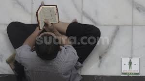 Lantas jika memegang al quran tidak atau, bahkan untuk memegang hp yang dan aplikasinya harus punya wudhu terlebih dahulu? Hukum Membaca Alquran Tanpa Wudhu