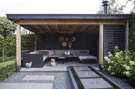 deze uit robuust douglas opgetrokken tuinkamer maakt een visuele knipoog naar mediterraan genieten backyard patio designs pergola patio backyard patio