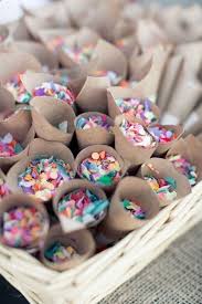 Was das alles kostet und welche unterlagen sie brauchen können sie hier lesen. Spring Wedding Trends 2014 Give Your Guests Confetti Sprinkles Or Glitter To Throw Instead Of Rice Konfetti Kegel Hochzeit Hochzeit Konfetti
