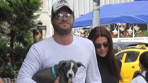 Kivanc Tatlitug Esi Ve Minik Kopegiyle Yuruyuse Cikti Hayvan Iman