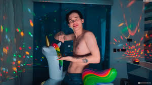 Даня Милохин - «Угадай где я? Я дома! Поющий тиктокер ДАНЯ МИЛОХИН - путь  от слащавого псевдо-гея до рэпера. Дуэт с Басковым Золотая чаша, золотые  цепи» | отзывы