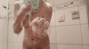 香皂盒子暗藏摄像头偷拍妹妹洗澡抬起腿打浴花的时候可以看见逼