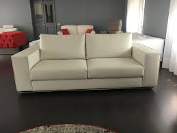 Acquista il divano letto london 18 ad un prezzo outlet ed approfitta della promozione pronta consegna! Offerta Divano Moderno In Pelle Pieno Fiore Tino Mariani Divani Letto Divano Moderno Divano
