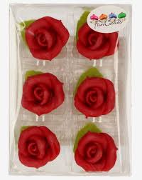 Arrotoliamo la pasta di zucchero andando a formare le roselline. Confezione Di 6 Fantastiche Rose Rosse Di Marzapane Con Foglia