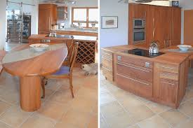 Moderne Vollholzkuche In Birnbaum Mit Raumteiler Tisch Und Bank Kuchen Design Kucheninsel Luxuskuchen