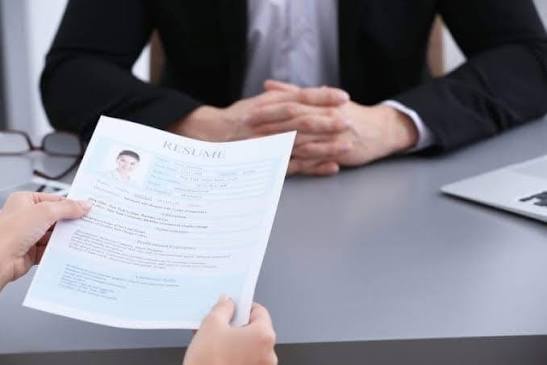 🔴ENTREGAR CURR&Iacute;CULO N&Atilde;O &Eacute; F&Aacute;CIL🔴 Entregar CURR&Iacute;CULO na cidade onde eu moro &eacute; um ATO DE CORAGEM. Tem comerciantes que pegam seu curr&iacute;culo e nem olham na sua cara; tem outros comerciantes