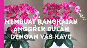 Di video kali ini saya membuat bunga hiasan bunga anggrek dari kain flanel. Diy And Be Creative Merangkai Bunga Anggrek Bulan Ke Vas Kayu Tips Mudah Dan Semua Pasti Bisa Youtube