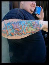 45 Tatuajes De Dibujos Callejeros Graffitis Y Pintadas Los tatuajes mas populares para hombres, grandes, pequeños, originales ❤️y en bienvenido a esta pagina de tatuajes para hombres. 45 tatuajes de dibujos callejeros