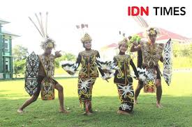 Orang ulu (people of the interior in malay) is an ethnic designation politically coined to group together roughly 27 very small but ethnically diverse tribal groups in northeastern sarawak, malaysia with populations ranging from less than 300 persons to over 25,000 persons. Makna Aneka Warna Dan Pernak Pernik Pada Pakaian Adat Dayak Sakral