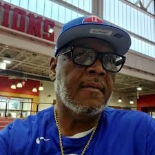 Ella Lewis (@ellaglewis)