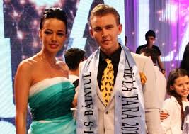 Redactează o compunere de cel puțin 150 de cuvinte în care să comentezi semnificația secvenței alcătuite din ultimele trei strofe ale poeziei lacul de … El Este Cel Mai Frumos Baiat De La Tara Adpm