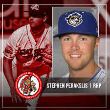 Los Criollos de Caguas anuncian las firmas de los lanzadores Stephen  Perakslis y Daiki Yamamoto El gerente general de los Criollos de Caguas de  la Liga de Beisbol Profesional Roberto Clemente, Edwards
