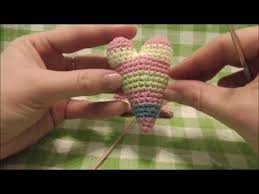 что можно связать крючком в подарок на новый год Dlya Teh Kto Lyubit Vyazat Sam Moj Novyj Videourok Vyazanoe Serdechko Amigurumi Mozhno Svyazat Malenkuyu Igrushku Na Elochk Vyazanie Vyazanie Kryuchkom Vyazanye Igrushki