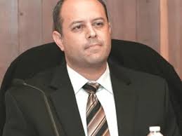 Hanford city manager has faced similar challenges