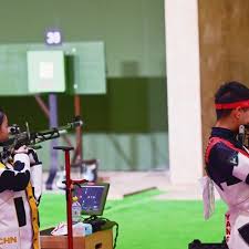 杨倩（2000年7月10日 － ），中国女子射击运动员，浙江省 宁波市 鄞州区 姜山镇杨家弄村人 。 2021年7月24日，在2020年夏季奧林匹克運動會射擊女子10公尺空氣步槍比賽中刷新奥运会纪录并获得金牌。. Ylegjfwyalxznm