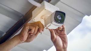 Die nutzung einer kamera zur videoüberwachung ist hilfreich, um die eigene wohnung oder das eigene haus vor straftaten wie einbruch, diebstahl oder vandalismus zu schützen. Uberwachungskamera Installieren Das Ist Zu Beachten