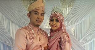 Peribahasa ini bener bener populer, dari anak kecil sampe kakek kakek. Bagai Pinang Dibelah Kapak Benar Kata Pepatah Kalau Muka Sama Biasanya Adalah Jodoh Jom Layan 10 Gambar Pengantin Berwajah Seiras Foto Pasangan No 9 Tu Paling Sejibik Macam Kembar Siam Anda Pasti Tergamam